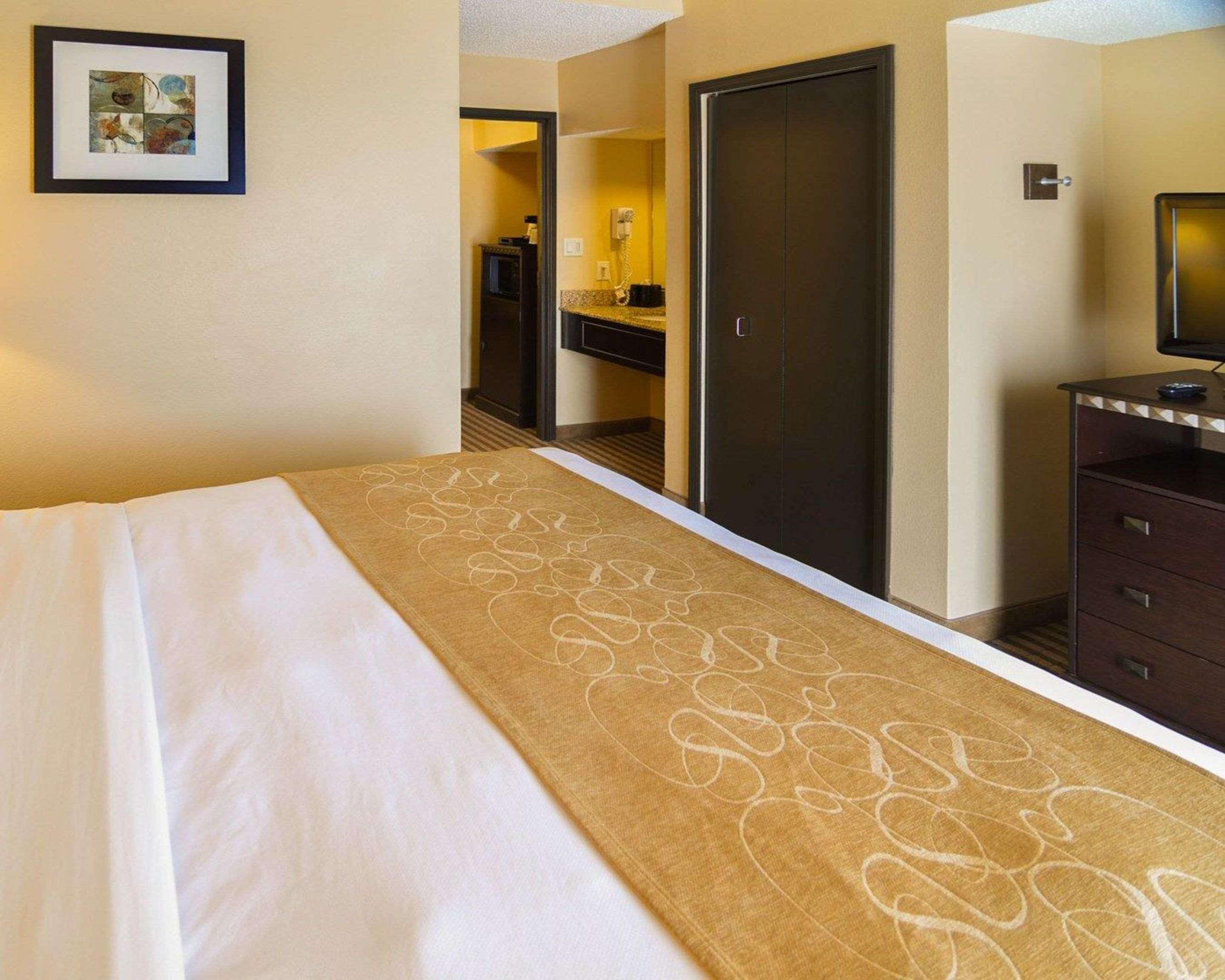 Comfort Suites Dfw Airport Irving Bagian luar foto