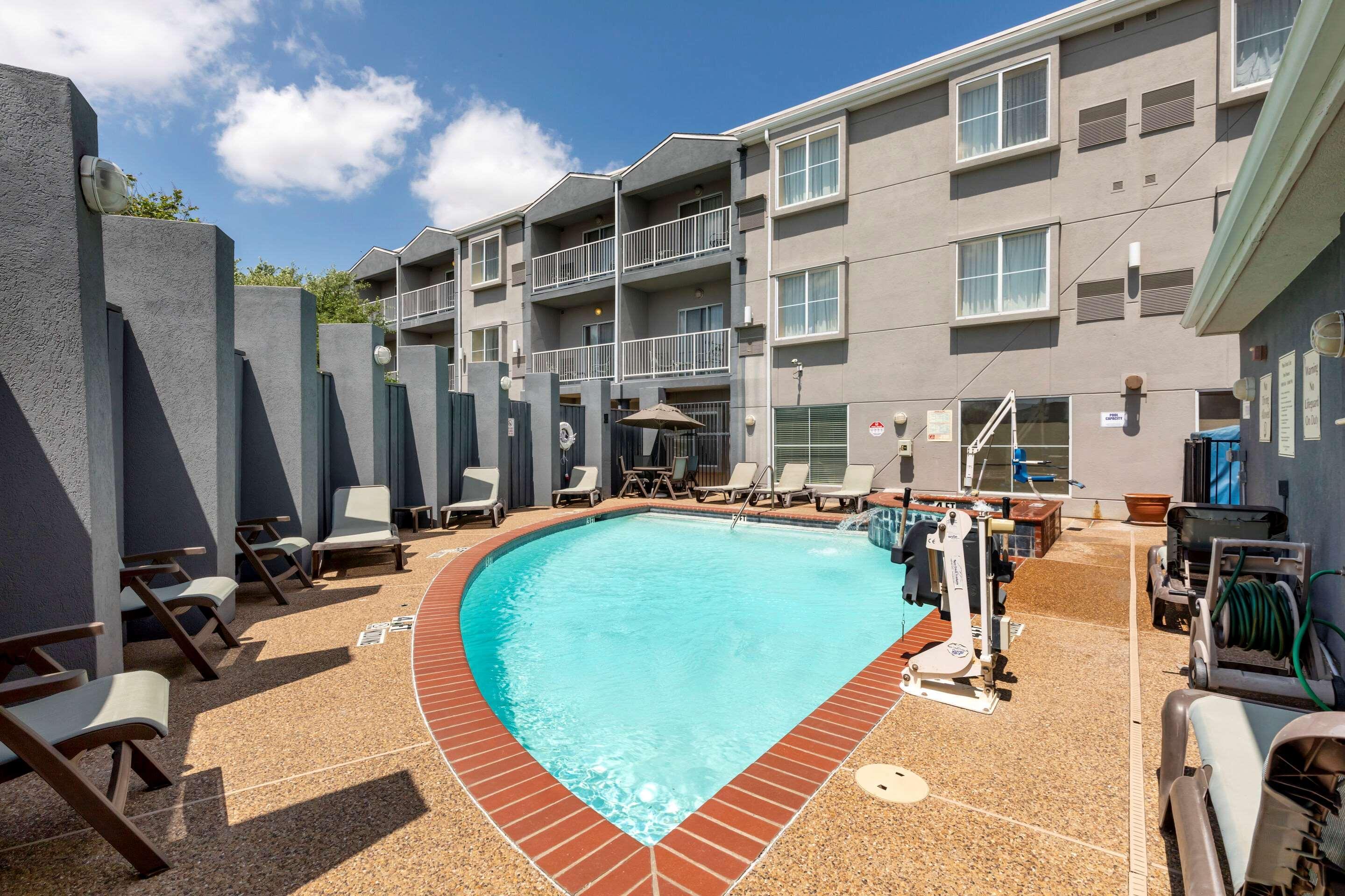 Comfort Suites Dfw Airport Irving Bagian luar foto