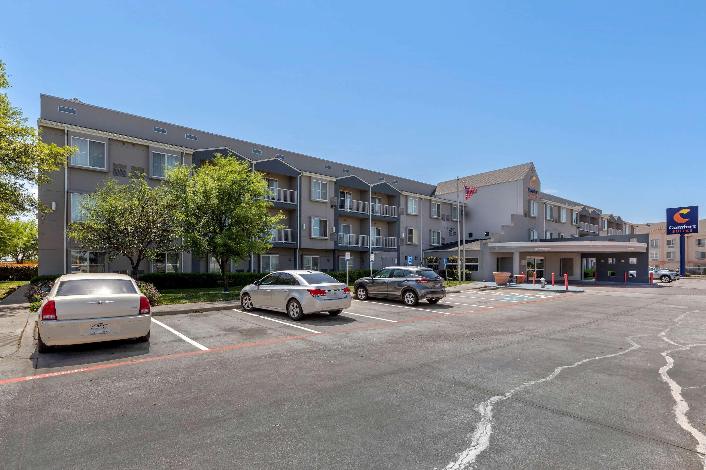 Comfort Suites Dfw Airport Irving Bagian luar foto