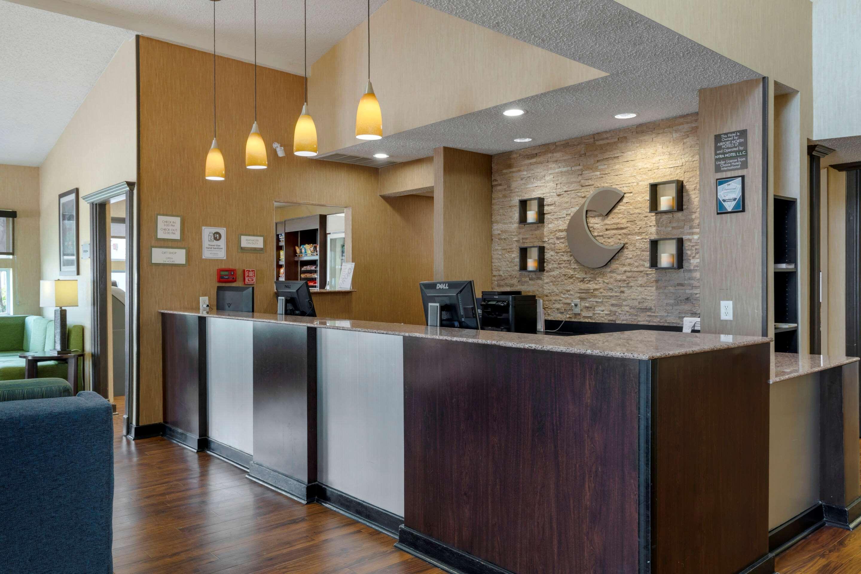 Comfort Suites Dfw Airport Irving Bagian luar foto